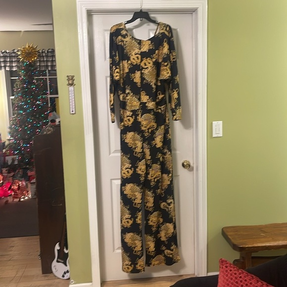 NWT PrettyLittleThing  - Plus Black Dragan Print Tie Front Jumpsuit - 1X - Picture 4 of 6